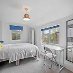 Big House, 5 Beds, 2 Bathrooms, Contractors Dream, Great Transport Links