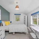Big House, 5 Beds, 2 Bathrooms, Contractors Dream, Great Transport Links