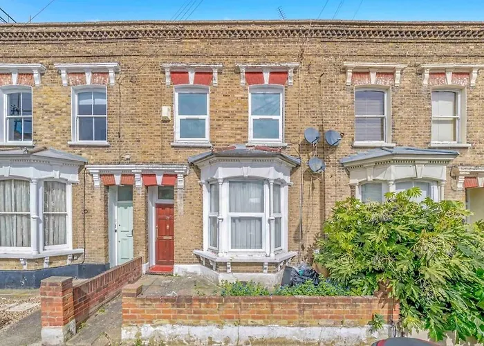 Big House, 5 Beds, 2 Bathrooms, Contractors Dream, Great Transport Links