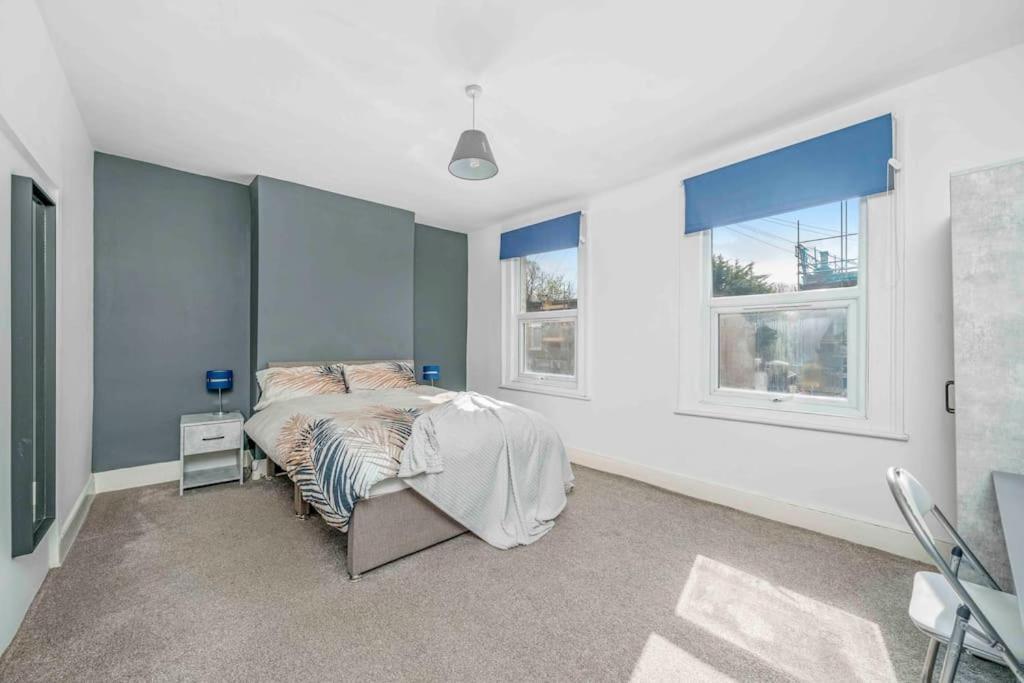 Big House, 5 Beds, 2 Bathrooms, Contractors Dream, Great Transport Links * Londra
