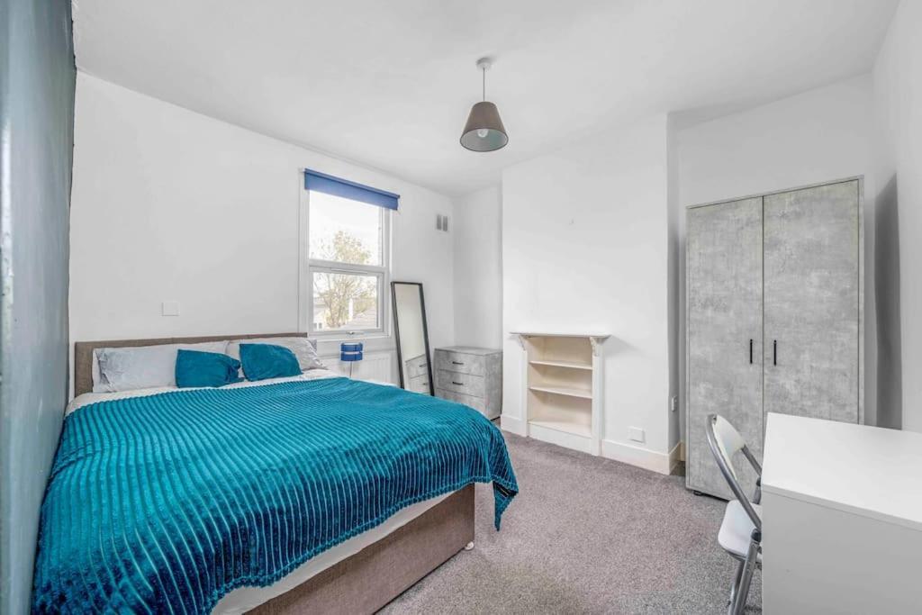 Big House, 5 Beds, 2 Bathrooms, Contractors Dream, Great Transport Links Appartamento Londra
