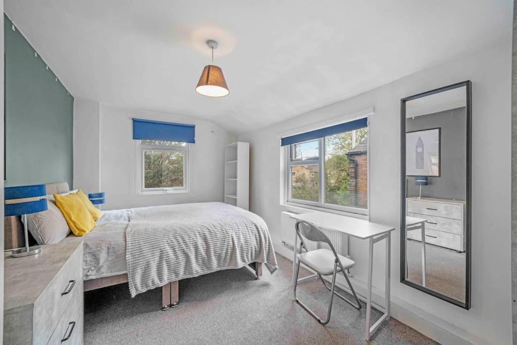 Big House, 5 Beds, 2 Bathrooms, Contractors Dream, Great Transport Links Londra