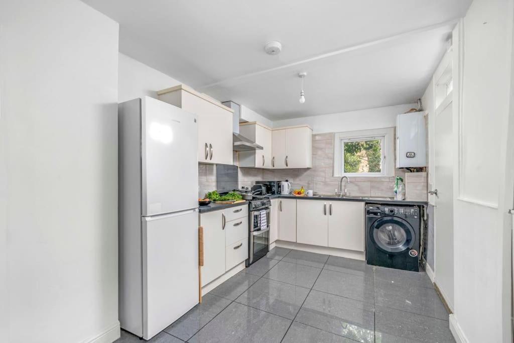 Big House, 5 Beds, 2 Bathrooms, Contractors Dream, Great Transport Links Appartamento Londra