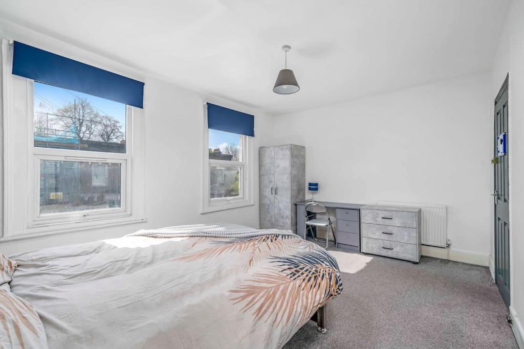 Big House, 5 Beds, 2 Bathrooms, Contractors Dream, Great Transport Links Londra