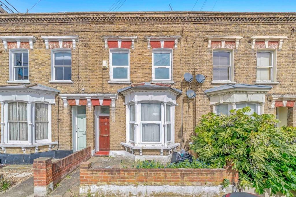 Big House, 5 Beds, 2 Bathrooms, Contractors Dream, Great Transport Links *