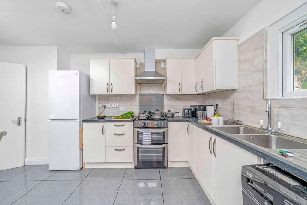 Big House, 5 Beds, 2 Bathrooms, Contractors Dream, Great Transport Links Londra