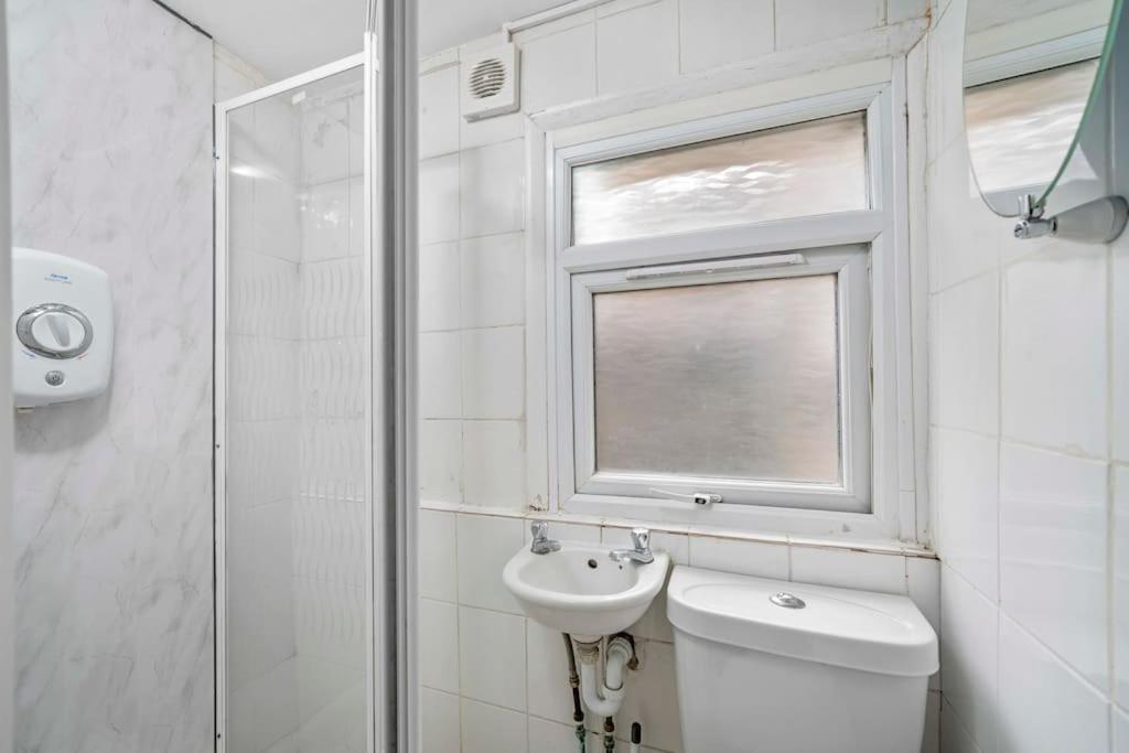 Big House, 5 Beds, 2 Bathrooms, Contractors Dream, Great Transport Links Appartamento