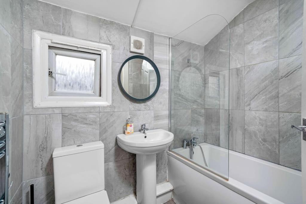 Big House, 5 Beds, 2 Bathrooms, Contractors Dream, Great Transport Links Appartamento *