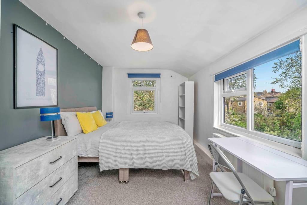 Big House, 5 Beds, 2 Bathrooms, Contractors Dream, Great Transport Links Londra