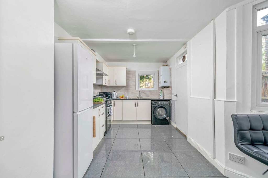 Big House, 5 Beds, 2 Bathrooms, Contractors Dream, Great Transport Links * Londra
