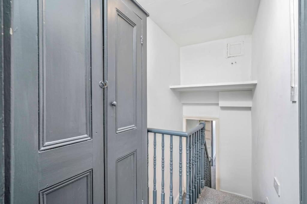 Big House, 5 Beds, 2 Bathrooms, Contractors Dream, Great Transport Links