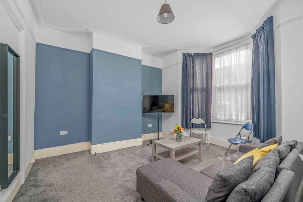 Big House, 5 Beds, 2 Bathrooms, Contractors Dream, Great Transport Links *