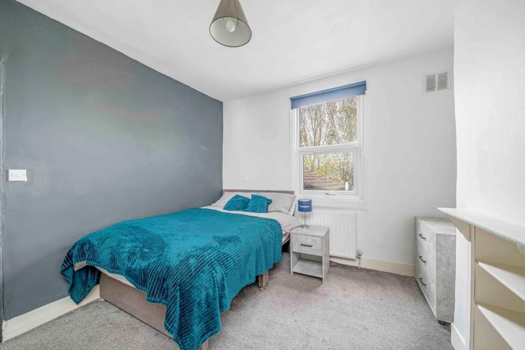 Appartamento Big House, 5 Beds, 2 Bathrooms, Contractors Dream, Great Transport Links