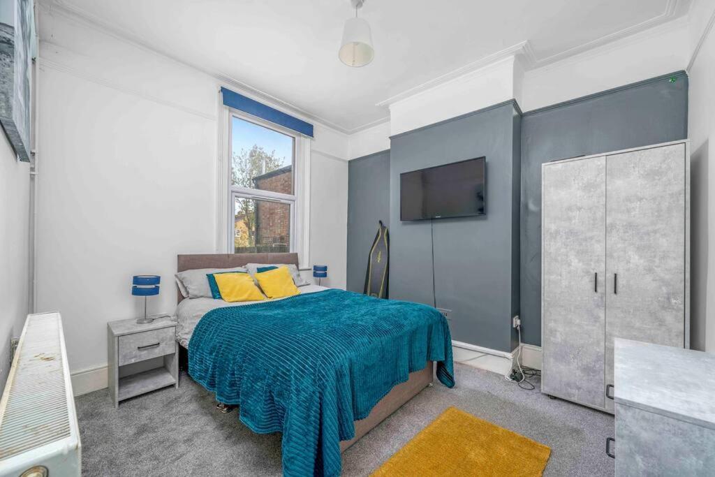 Appartamento Big House, 5 Beds, 2 Bathrooms, Contractors Dream, Great Transport Links