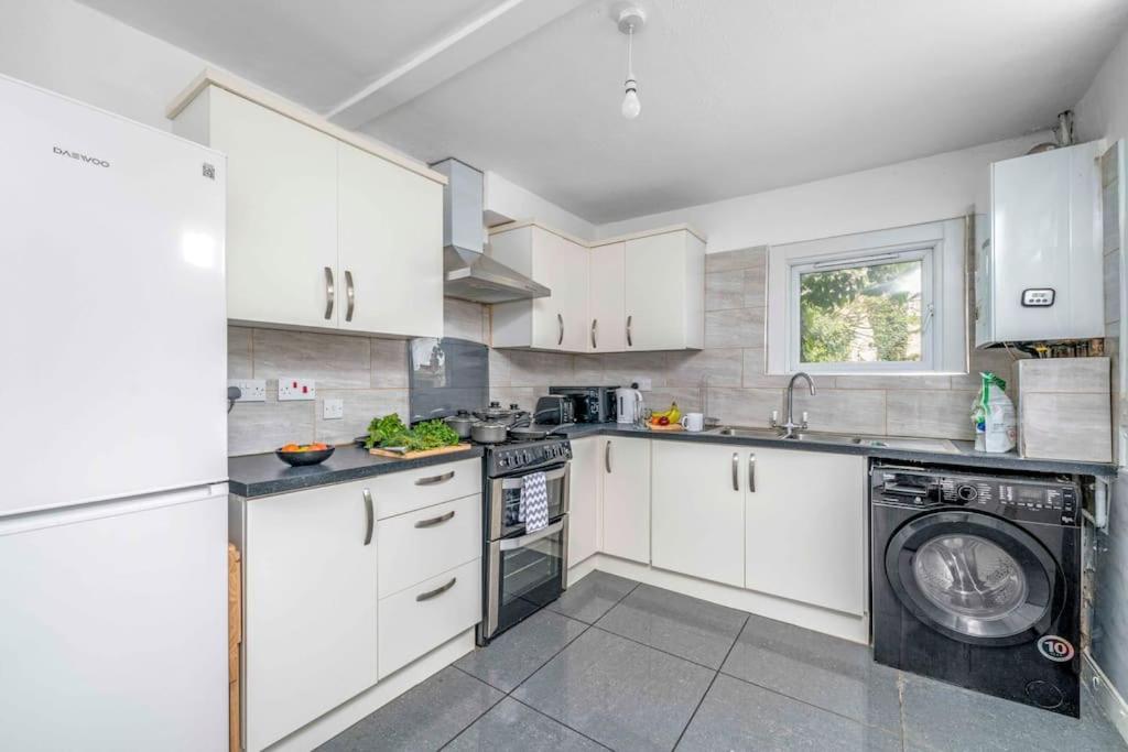 Big House, 5 Beds, 2 Bathrooms, Contractors Dream, Great Transport Links * Londra