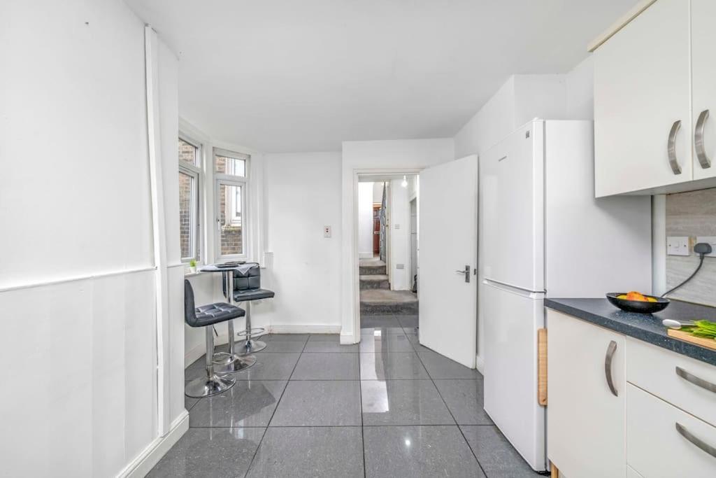 Apartment Big House, 5 Beds, 2 Bathrooms, Contractors Dream, Great Transport Links