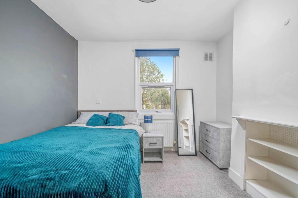 Apartment Big House, 5 Beds, 2 Bathrooms, Contractors Dream, Great Transport Links *