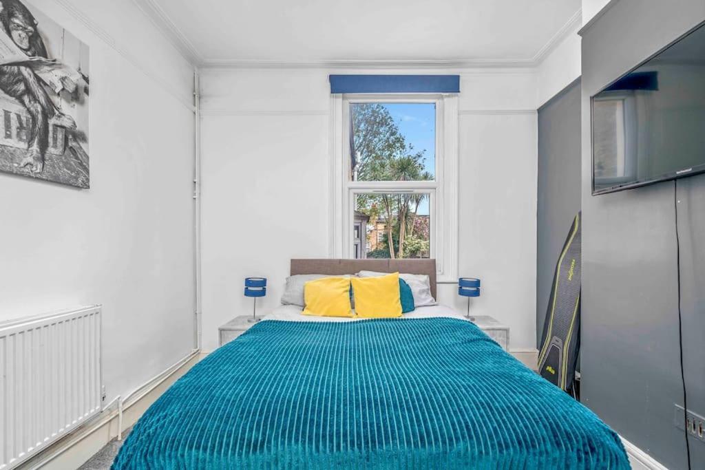 Big House, 5 Beds, 2 Bathrooms, Contractors Dream, Great Transport Links Apartment